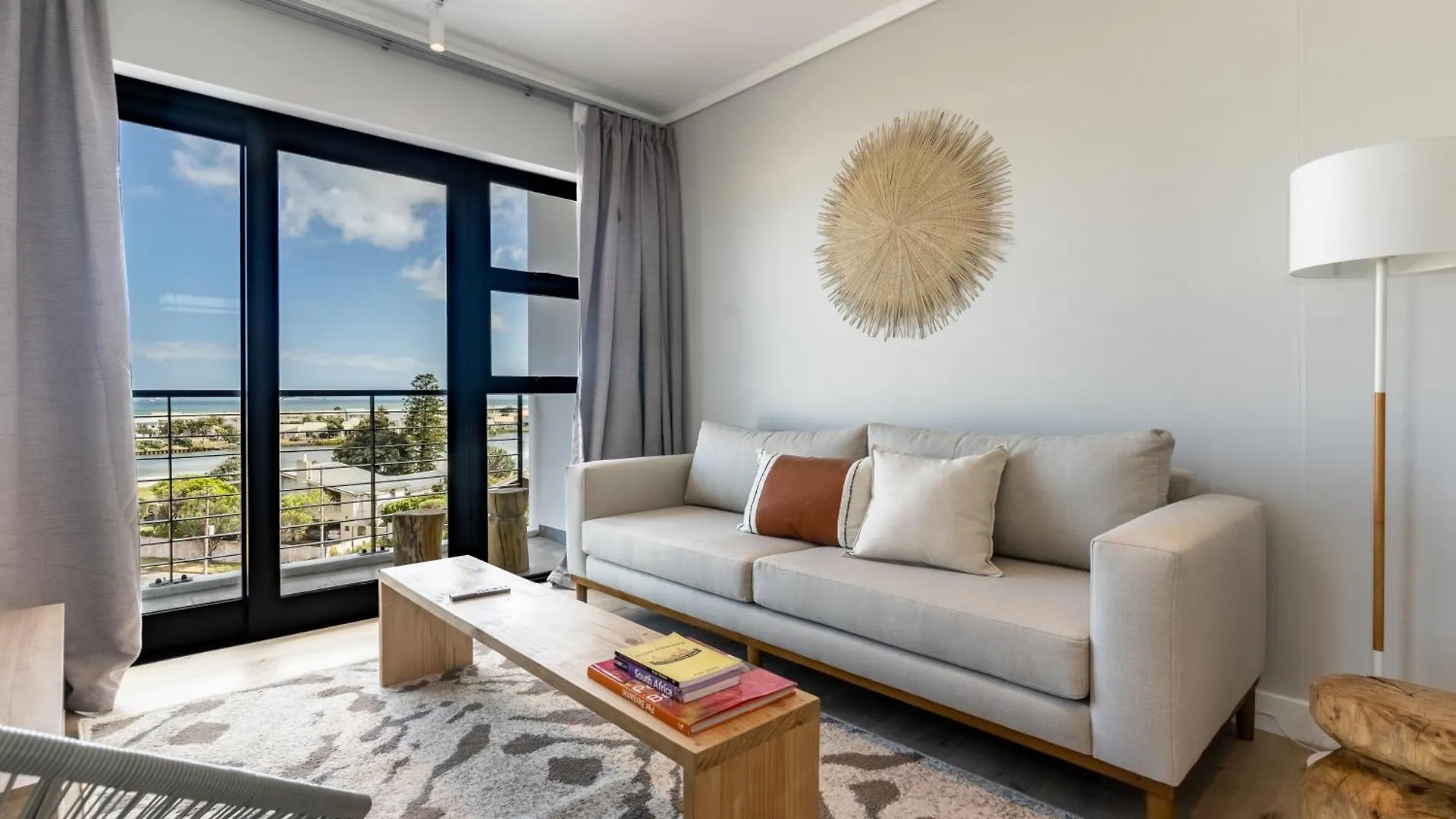 Burmeister 401 - 2 Bedroom Apartment Across From Ocean - Onsite Parking Cape Town 0*,  South Africa