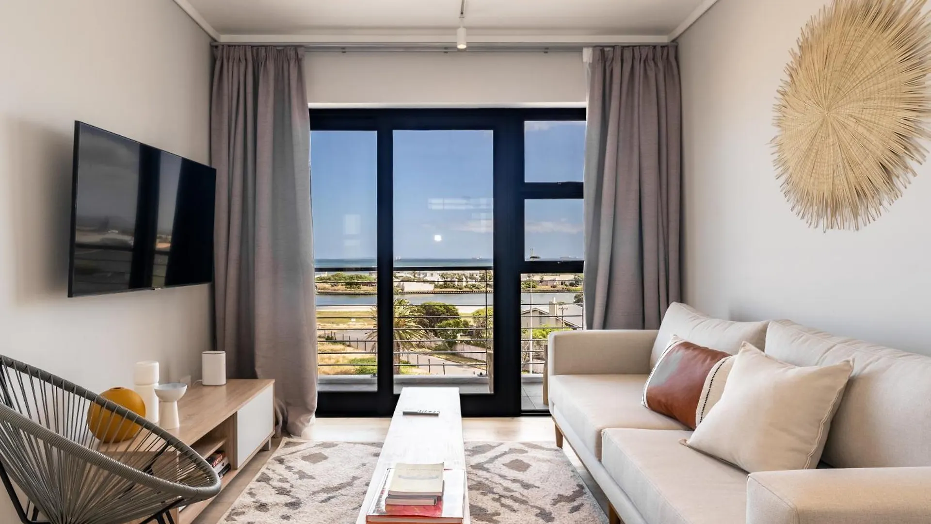 Burmeister 401 - 2 Bedroom Apartment Across From Ocean - Onsite Parking Cape Town 0*,