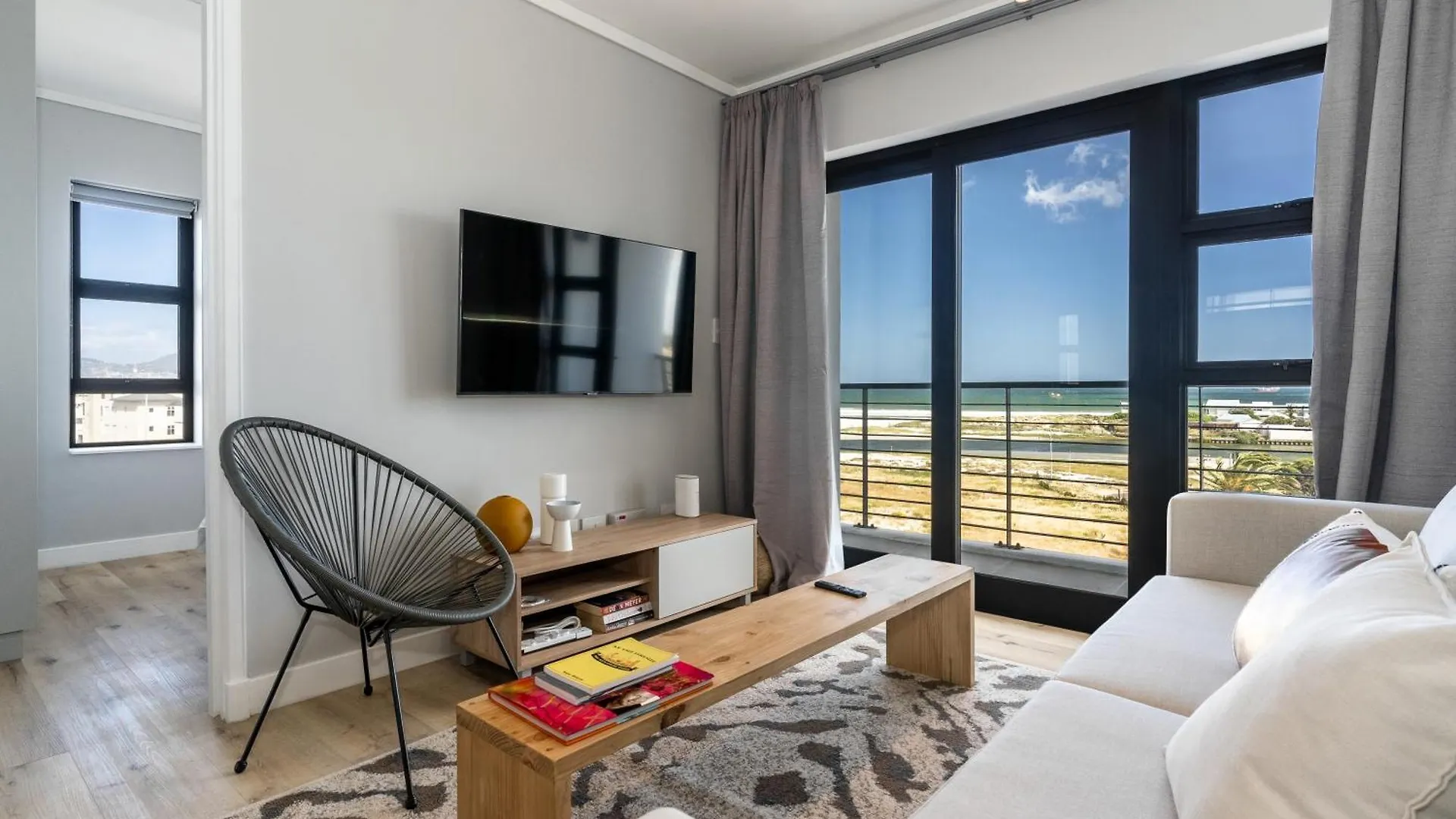 Burmeister 401 - 2 Bedroom Apartment Across From Ocean - Onsite Parking Cape Town