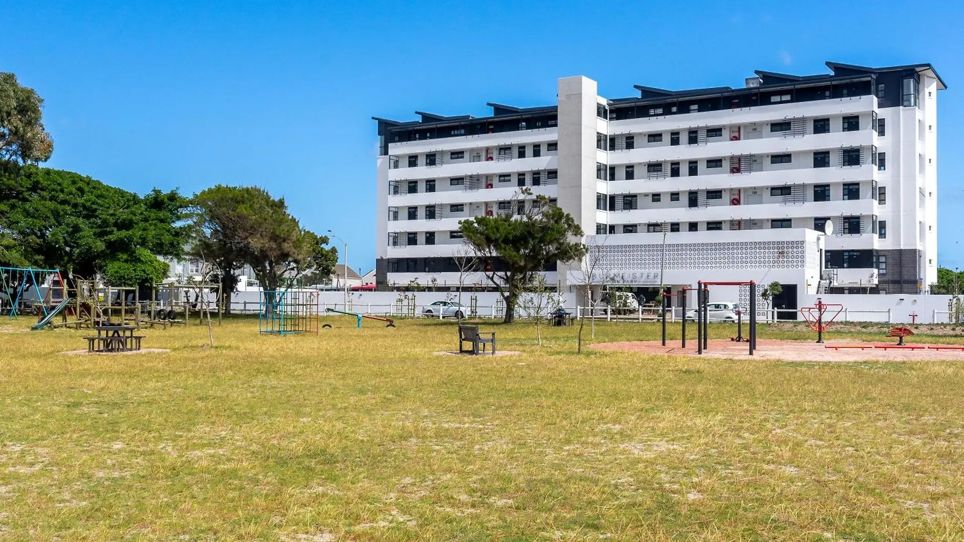 Burmeister 401 - 2 Bedroom Apartment Across From Ocean - Onsite Parking Cape Town