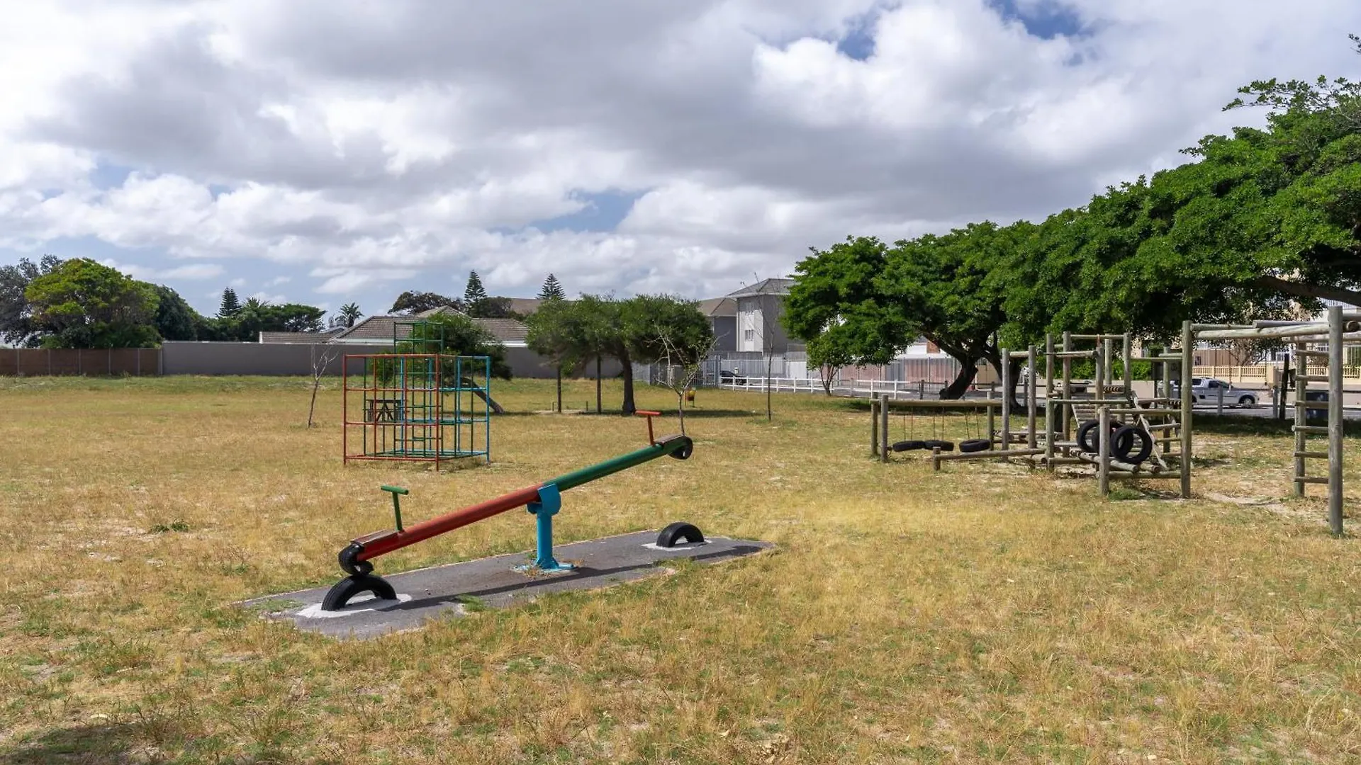 Burmeister 401 - 2 Bedroom Apartment Across From Ocean - Onsite Parking Cape Town
