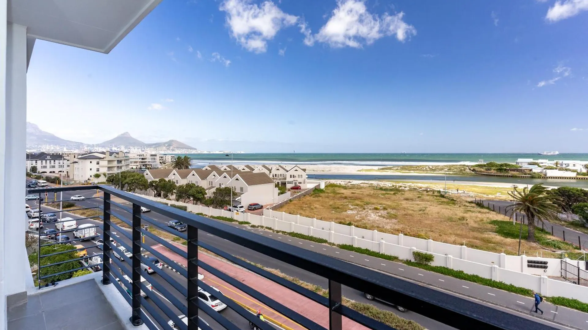 Burmeister 401 - 2 Bedroom Apartment Across From Ocean - Onsite Parking Cape Town