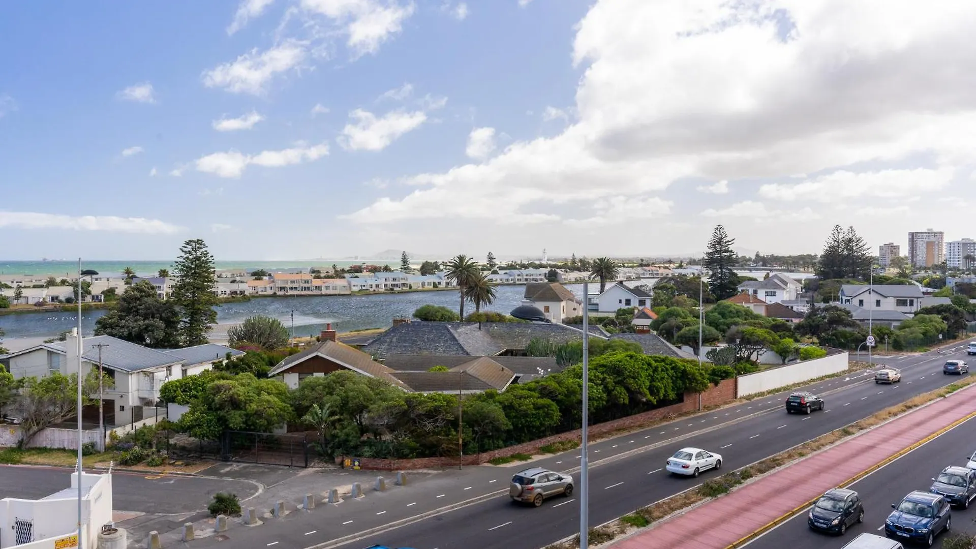 Burmeister 401 - 2 Bedroom Apartment Across From Ocean - Onsite Parking Cape Town