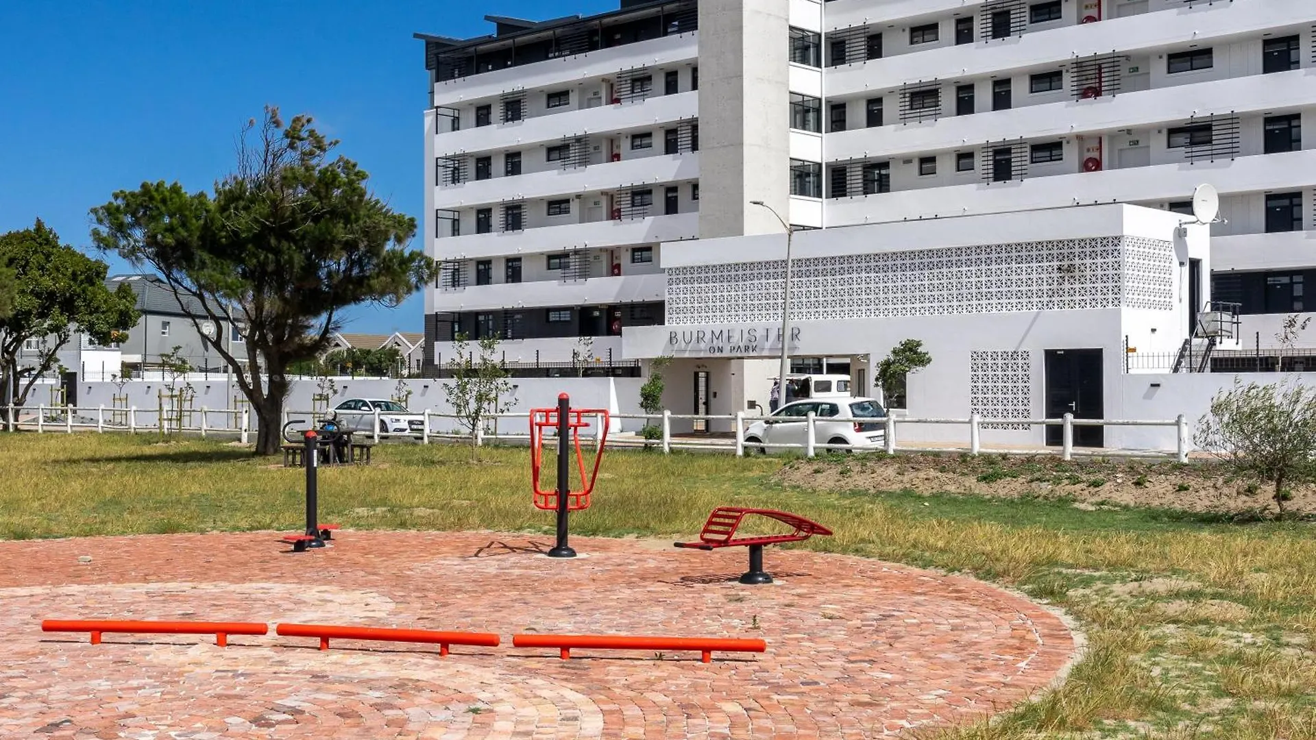 Burmeister 401 - 2 Bedroom Apartment Across From Ocean - Onsite Parking Cape Town South Africa